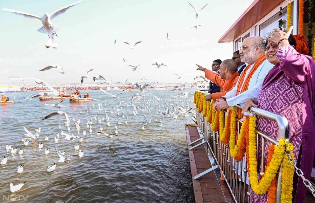 महाकुंभ में सीएम योगी आदित्यनाथ, गृहमंत्री अमित शाह अपने परिवार के साथ संगम के अद्भुद नजारों का लुफ्त उठाया. साथ ही वहां मौजूद पक्षियों को देखकर बेहद खुश नजर आएं.