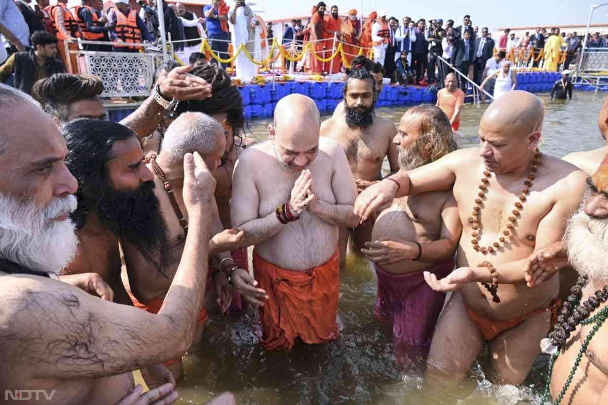 गृहमंत्री अमित शाह ने महाकुंभ में आस्था की डुबकी लगाई.