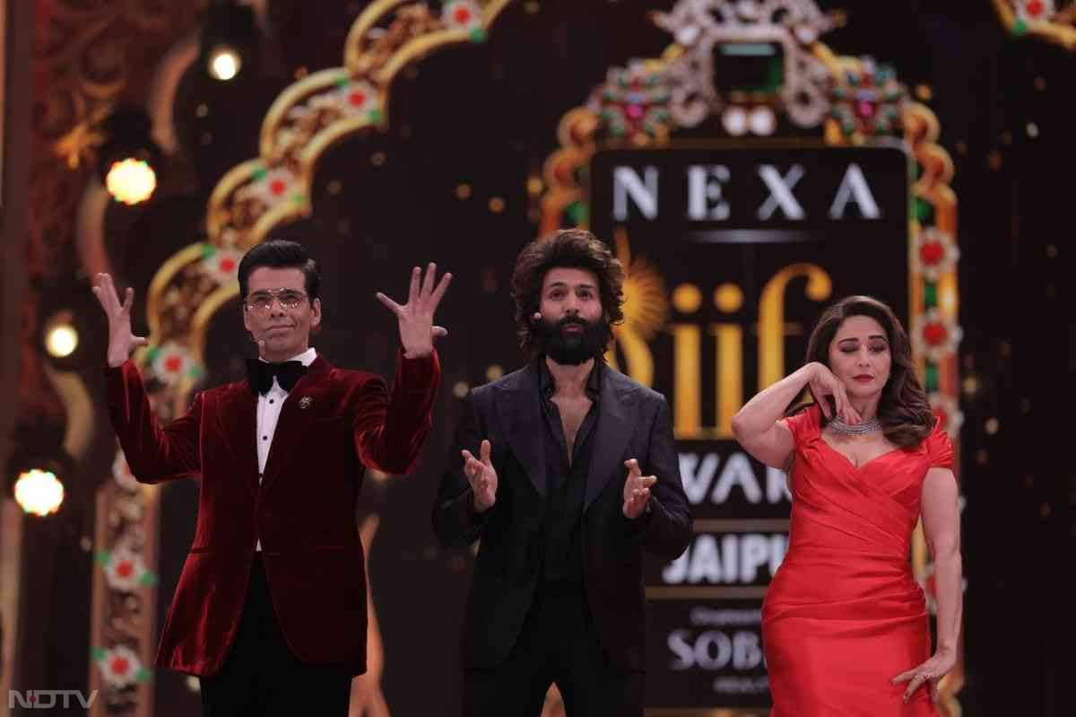 IIFA डिजिटल अवॉर्ड्स सेरेमनी का शानदार नजारा, स्टेज पर सितारों ने बिखेरा जलवा