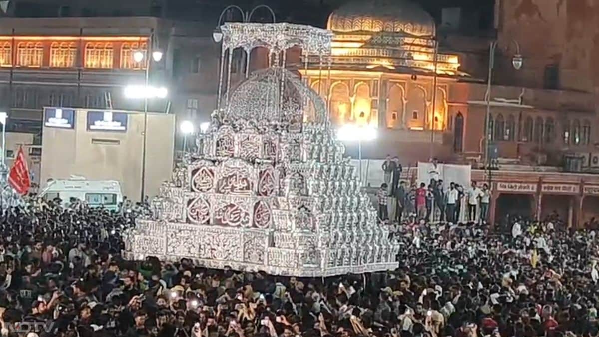 मुहर्रम महीने की 10वीं तारीख को 'आशूरा' कहा जाता है.आशूरा के दिन ही हजरत रसूल के नवासे हजरत इमाम हुसैन अपने बेटों, परिवार के सदस्यों और अपने साथियों (परिवार के सदस्यों) के साथ कर्बला के मैदान में शहीद हुए थे.