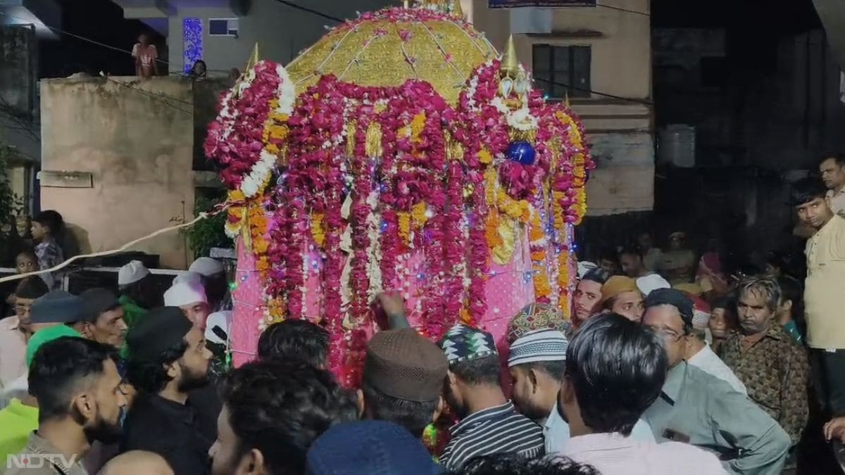 यह इस्लामी कैलेंडर के पहले दिन यानी मुहर्रम की शुरुआत में हज़रत इमाम हुसैन की शहादत की याद में मनाया जाता है. इस महीने की कई खासियतें और महत्व हैं.
