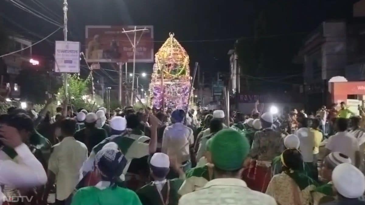 इस दिन मुस्लिम समुदाय के लोग इमाम हुसैन और उनके परिवार के सदस्यों की शहादत को याद करते हुए ताजिया बनाते हैं. यह उनके रोजे (निर्वाण स्थल) के रूप में होता है.