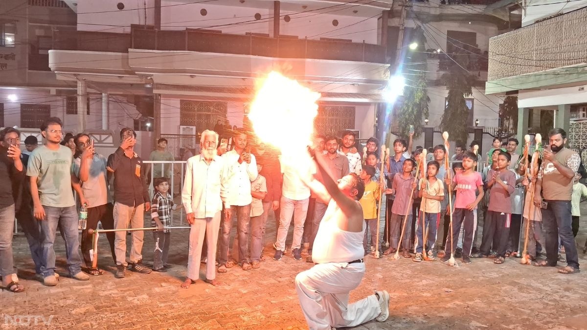 सीकर में  मुस्लिम समुदाय की ओर से मोहर्रम से एक दिन पूर्व  शहादत को याद किया गया. इमाम बाड़े में मुस्लिम समाज के लोगों ने मातमी धुनों के साथ हजरत इमाम हुसैन की शहादत को किया याद किया साथ ही उनके रोजे को दफनाया.