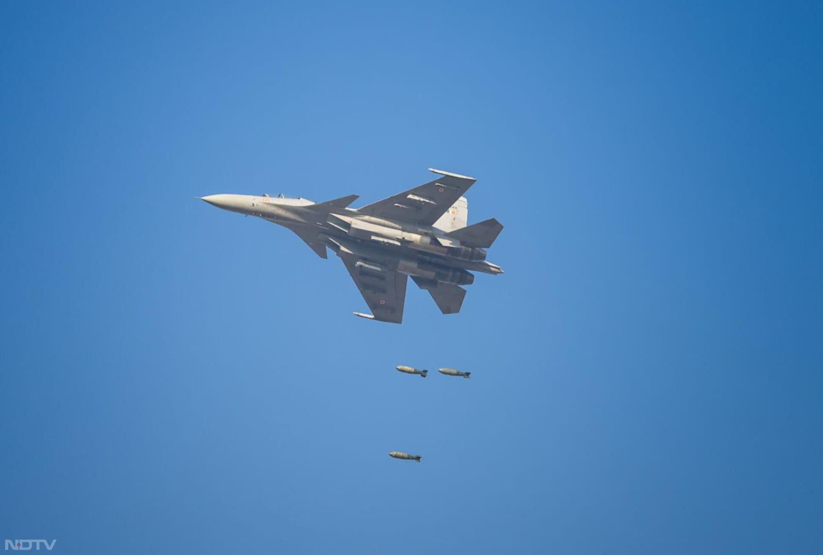 Vayushakti 2024: पोखरण के आसमान में वायुसेना का शक्ति प्रदर्शन, 121 से अधिक लड़ाकू विमान दिखाएंगे अपना जौहर, देखें फोटो