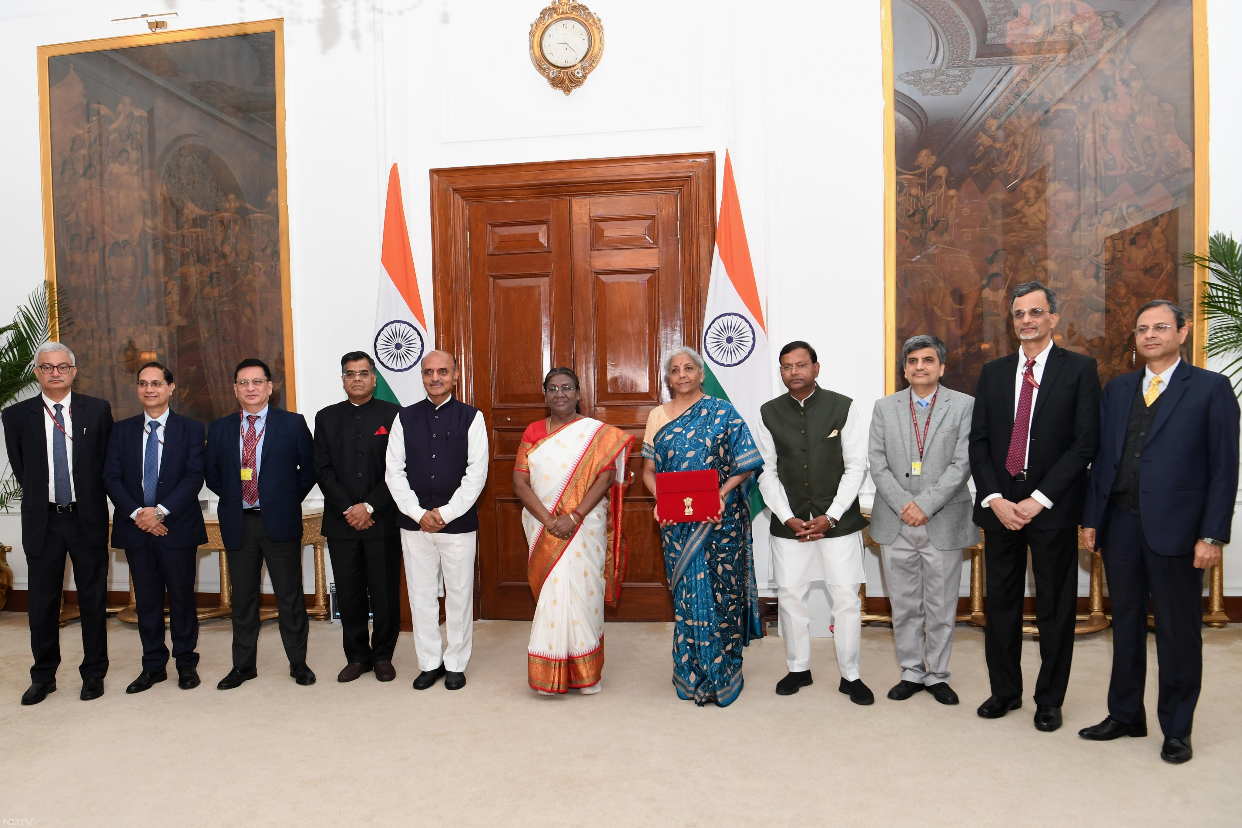 वित्त मंत्रालय के अधिकारियों के साथ राष्ट्रपति द्रौपदी मुर्मू और वित्त मंत्री निर्मला सीतारमण