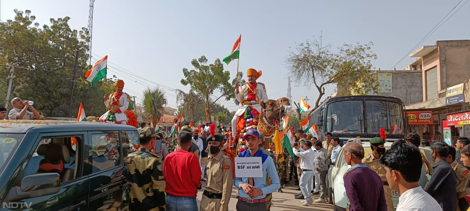 शोभायात्रा में सीमा सुरक्षा बल के बैंड ने राजस्थानी गीतों की धुनों पर बिखेरी स्वर लहरियां