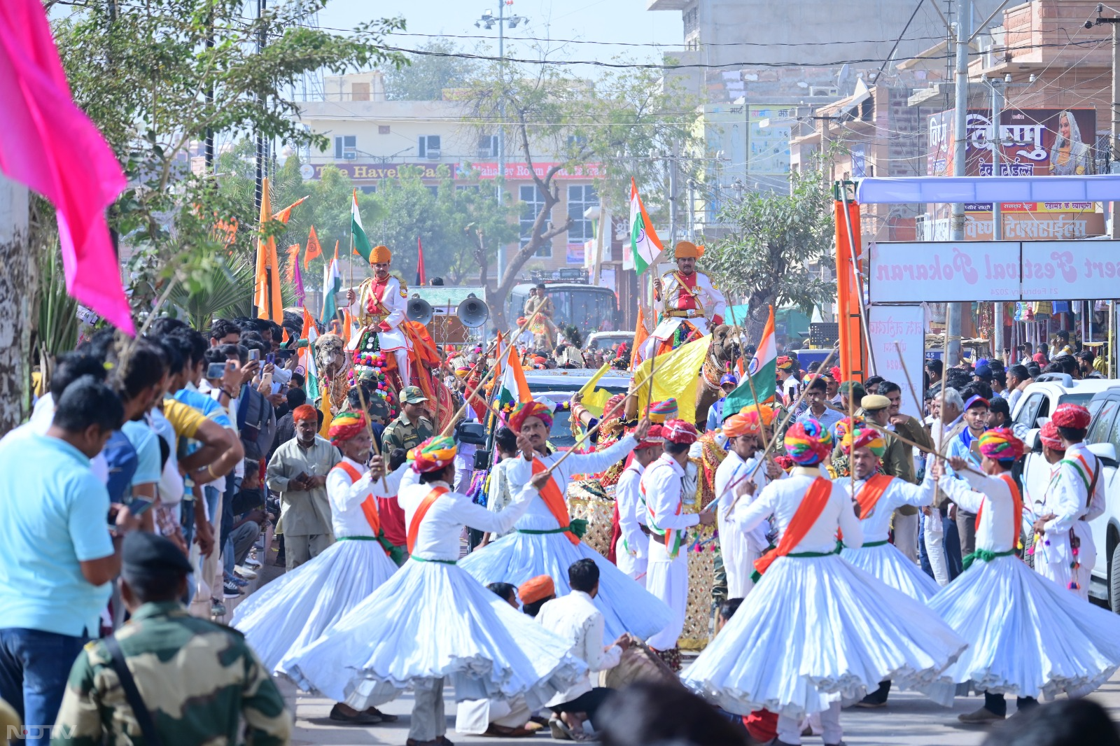 भव्य शोभा यात्रा के दौरान लोक वाद्यों की स्वर लहरियों पर कलाकारों के कई समूहों ने आकर्षक लोकनृत्य प्रस्तुत कर खूब मनोरंजन करते हुए मरुभूमि और राजस्थान की लोक संस्कृति का परिचय दिया. वहीं सजी-धजी रंगीन पोशाकों में मंगल कलश धारण की हुई बालिकाएं अनुपम छटा बिखेर रही थीं.
