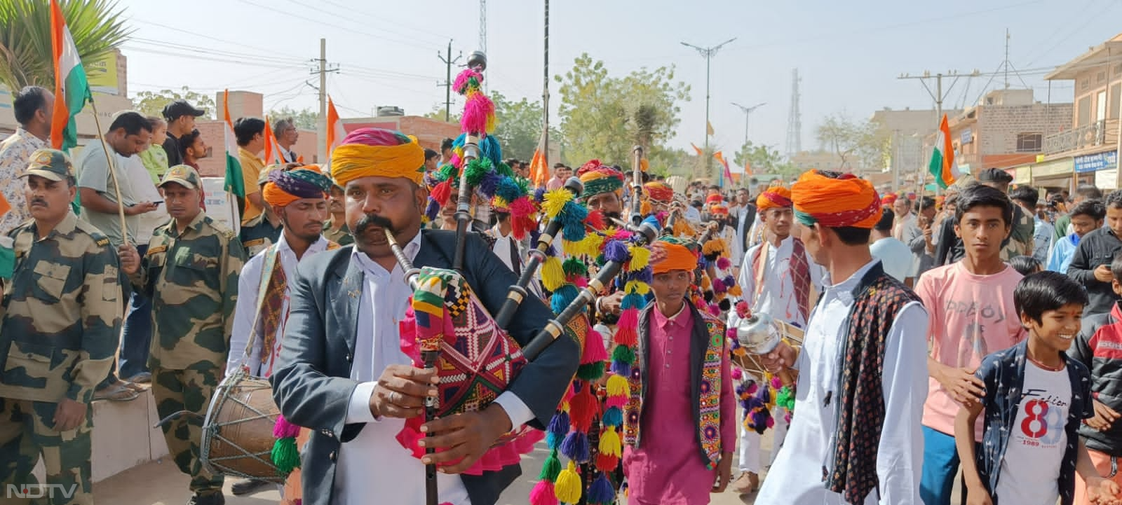 मरू महोत्सव शोभा यात्रा के दौरान आदिवासी गेटप में कलाकारों ने सिद्धि धमाल नृत्य की प्रस्तुति दी. राजस्थानी फ्लेवर के साथ-साथ गुजराती तड़के इस कार्यक्रम को तब खास बना दिया जब गुजरात से आई किशन भाई और उनकी टीम ने गुजरात का प्रसिद्ध राठवा नृत्य की प्रस्तुति दी.