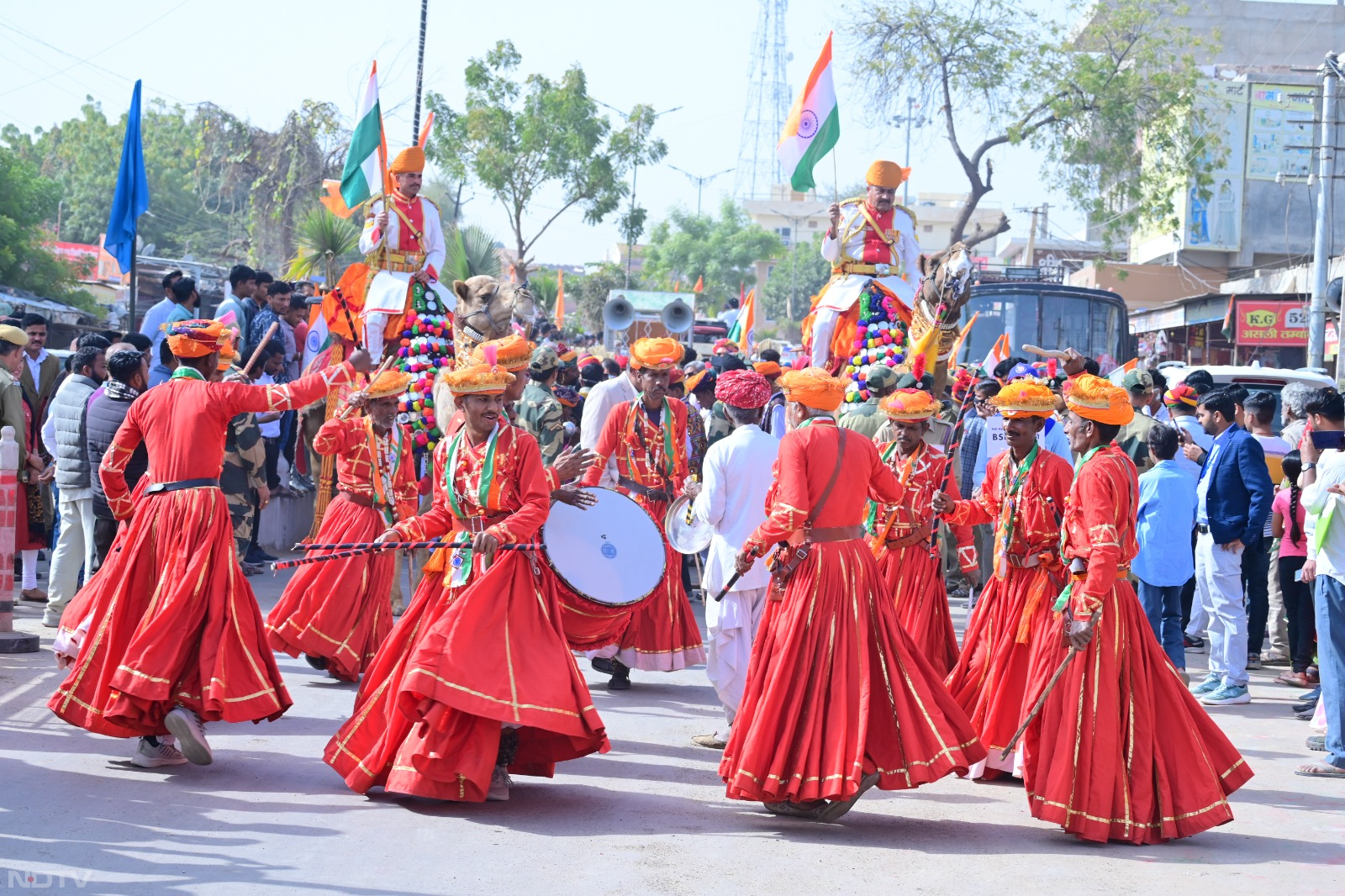 राउमावि मैदान में पहुंची शोभा यात्रा कार्यक्रम की शुरुआत लोक कलाकारों ने मशक वादन की प्रस्तुति से की तो पूरा माहौल संगीतमय हो गया. फेस्टिवल में राजस्थानी संस्कृति को बढ़ावा के लिए विभिन्न प्रतियोगिताओं का भी आयोजन करवाया गया,