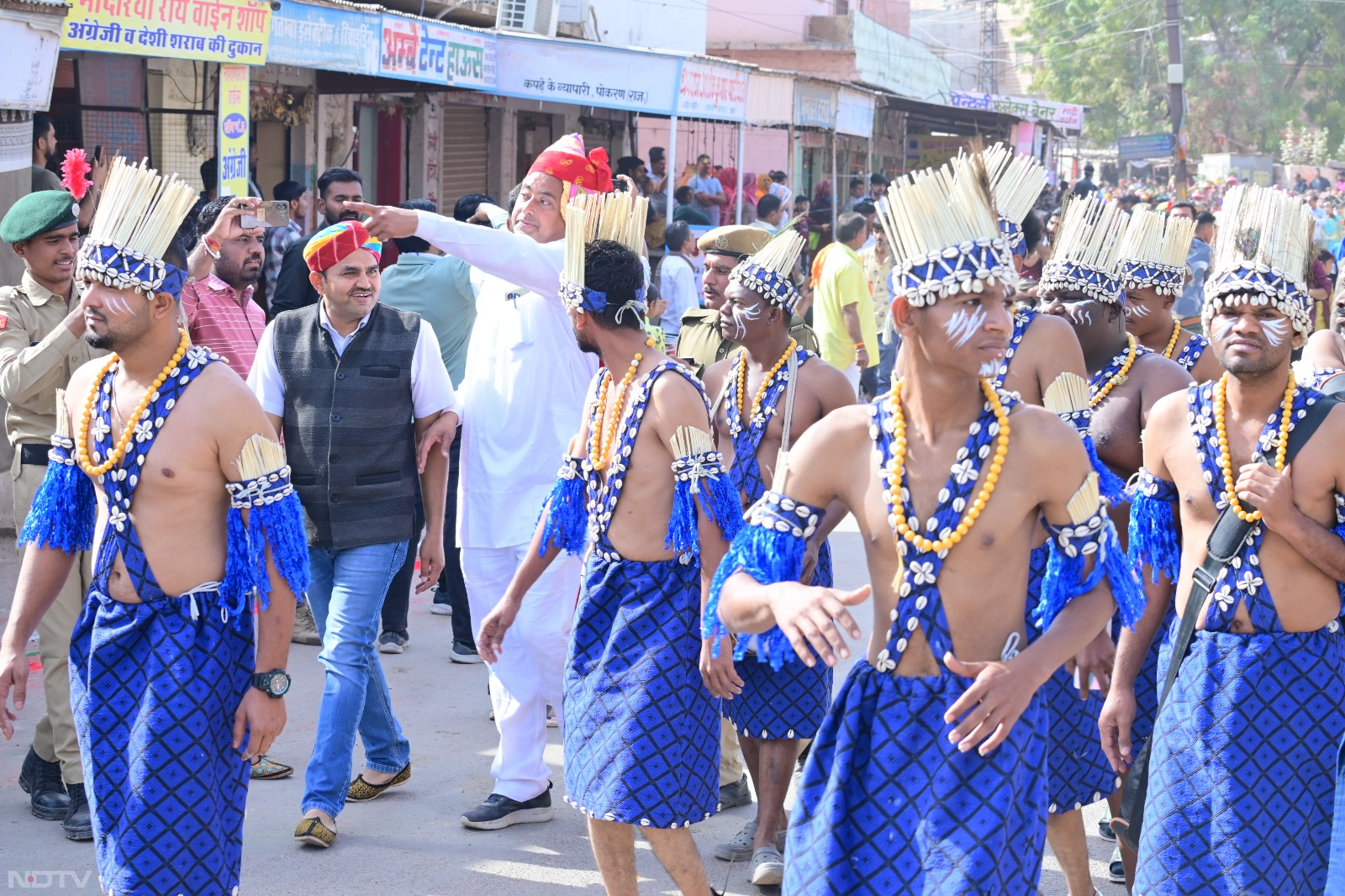 पोकरण में आयोजित मरू फेस्टिवल में मिस्टर डेजर्ट व मिस मूमल, कंपटीशन की तर्ज पर मिस पोकरण व मिस पोकरण प्रतियोगिता का आयोजन किया गया. रस्सा कस्सी प्रतियोगिता में पुरुष व महिला वर्ग दोनो में ही PL जिम की टीम ने जीत हासिल की. वंही मटका दौड़ प्रतियोगिता में प्रथम स्थान पर केंकू,द्वितीय स्थान पर समद. व प्रकाश तृतीय स्थान पर रही है, जबकि साफा बांधो प्रतियोगिता में भैरुलाल,दुर्जन सिंह,स्वरूप सिंह क्रमशः प्रथम, द्वितीय, तृतीय रहे.