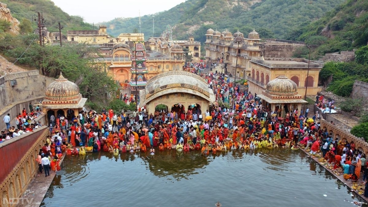जयपुर से खाटूश्याम तक हजारों छठ व्रतियों ने निराहार (बिना कुछ खाए-पीए) और निर्जल (बिना पानी पिए) कठिन व्रत रखा, जो उनकी दृढ़ आस्था को दर्शाता है. ( PTI)