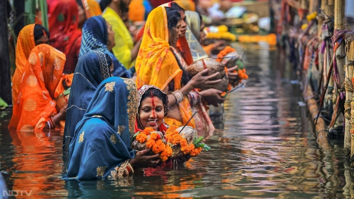 दोनों शहरों  से लेकर विभिन्न घाटों, तालाबों और अस्थाई जल स्रोतों को रंग-बिरंगी रोशनी और फूलों से भव्य रूप से सजाया गया, जिससे एक दिव्य वातावरण बन गया.  ( PTI)