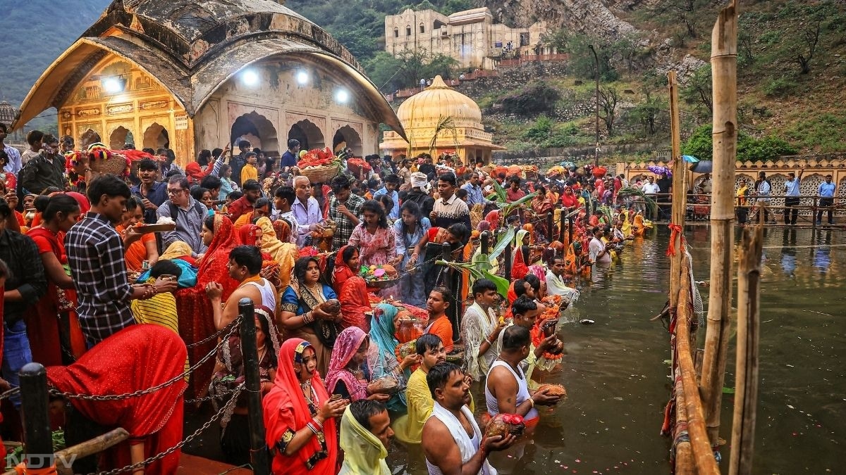 घाट-घाट पर छठ मईया के पारंपरिक लोकगीत गूंजते रहे, जिसने पूरे माहौल को भक्तिमय और उल्लासपूर्ण बना दिया. ( PTI)