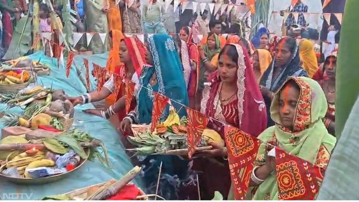 व्रतियों ने छठ पूजा की सामग्री, विशेषकर ठेकुआ और मौसमी फलों को पारंपरिक बांस की टोकरियों (दौरे) में रखकर घाटों तक पहुंचाया.  ( PTI)