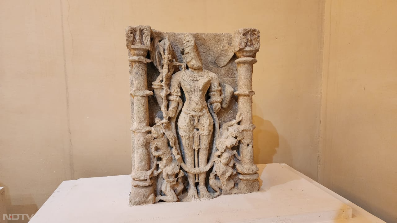 अर्धनारीश्वर: जैसलमेर के लोदरवा से प्राप्त अर्धनारीश्वर का खंडित प्रस्तर प्रतिमा में शिव पार्वती का अंकन है. यह 10-11वीं शताब्दी का है.