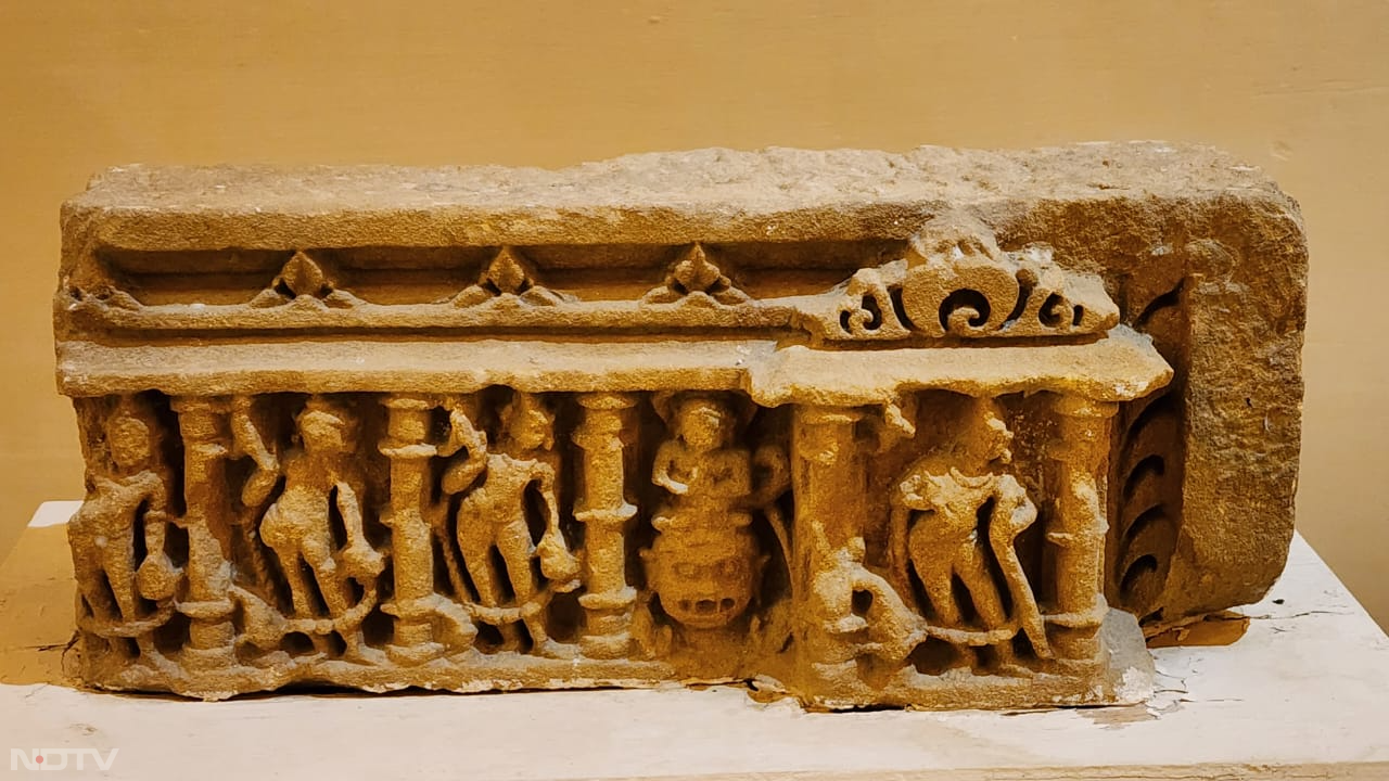 नवग्रह फलक: जैसलमेर की चुनरी गांव से प्राप्त खंडित फलक में 5 ग्रहों का अंकन है. यह 9वीं शताब्दी का है.