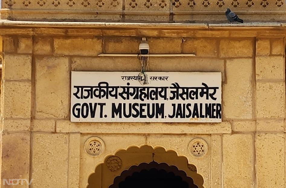 इस संग्रहालय में जीवाश्म, खनिज, पाषाणकालीन हथियार, ताम्रपत्र, शिलालेख, प्राचीन सिक्के, लोककला सामग्री, काष्ठ हस्तशिल्प कला एवं प्राचीन प्रतिमाओं को प्रदर्शित करके रखा हुआ है.