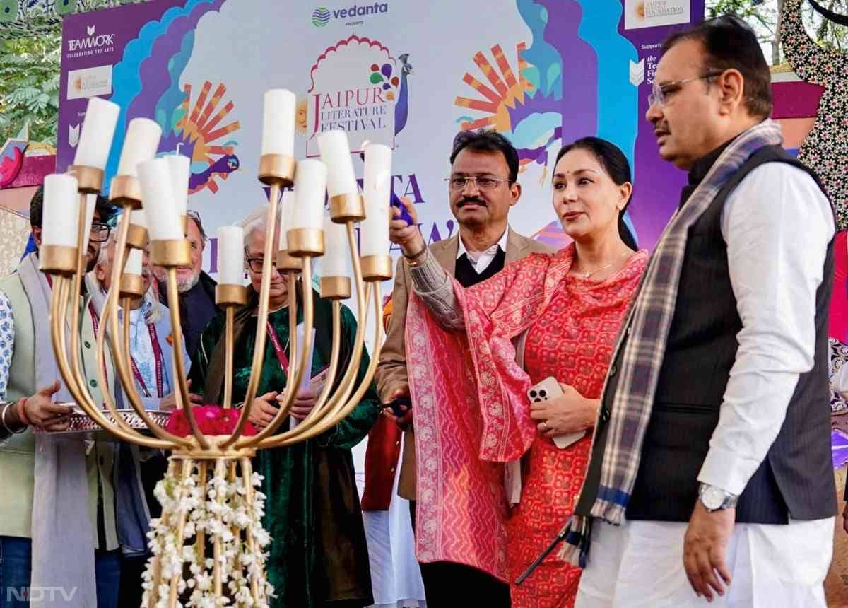 गुरुवार को विश्वप्रसिद्ध जयपुर लिटरेचर फेस्टिवल (JLF) का भव्य आगाज  मुख्यमंत्री भजनलाल शर्मा ने दीप प्रज्वलन कर किया.