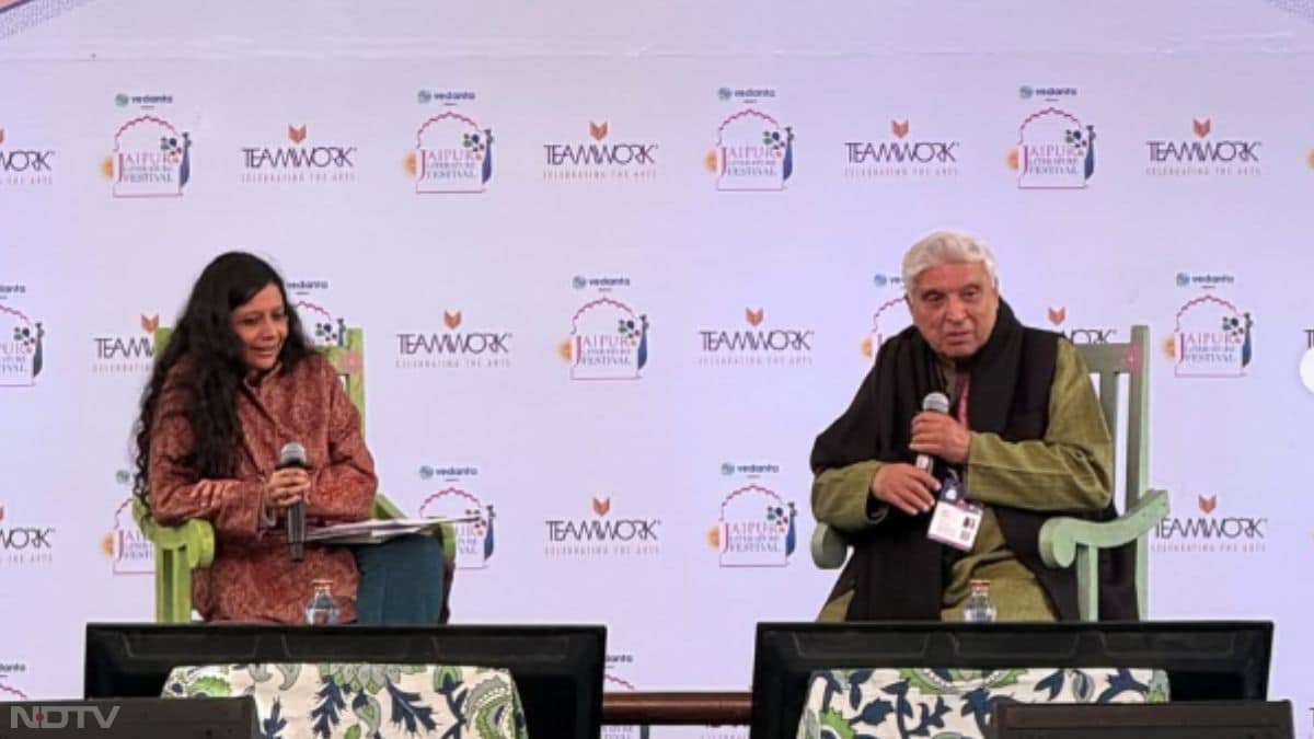 जयपुर लिटरेचर फेस्टिवल (JLF) 2026 में बॉलीवुड के दिग्गज गीतकार और स्क्रिप्ट राइटर जावेद अख्तर अपने सधे हुए अंदाज में नजर आए.