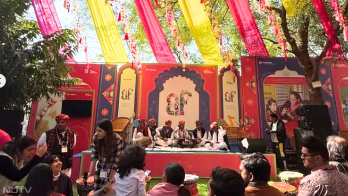 वहीं आज जयपुर लिटरेचर फेस्टिवल 2026 के दूसरे दिन भी शब्दों, विचारों, किताबों और रचनात्मक संवाद होंगे. पहले सत्र में भारतीय शतरंज के ग्रैंडमास्टर विश्वनाथन आनंद से चर्चा होगी. इसके बाद  शोभा डे और अनीश गवांडे से द सेक्सुअल सेल्फ ग्लैमर, सेलिब्रिटी एंड सब्सटेंस विषय पर, अभिनेता और लेखक पीयूष मिश्रा को  श्री द्वारका प्रसाद अग्रवाल सम्मान सहित अन्य सहित्यिक कार्यक्रम शामिल है.