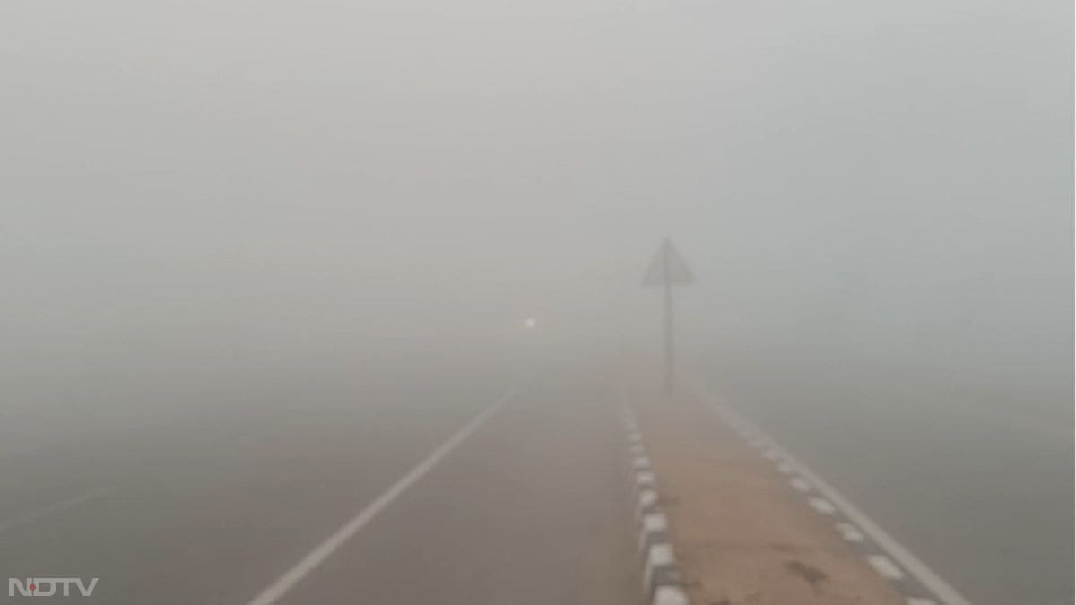जिले में घना कोहरा छाने से सड़कों पर दृश्यता (Visibility) मात्र 10 से 15 मीटर रह गई है, जिससे चारों ओर धुंध ही धुंध छाई हुई है.