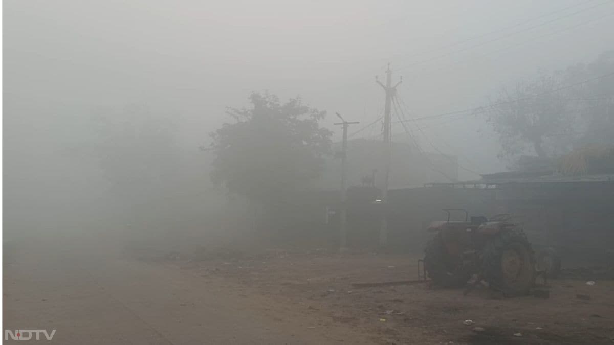 कड़ाके की सर्दी और शीतलहर के कारण लोग घरों में कैद हो गए हैं, जिससे शहर के प्रमुख बाजारों और सड़कों पर सन्नाटा पसरा हुआ है.