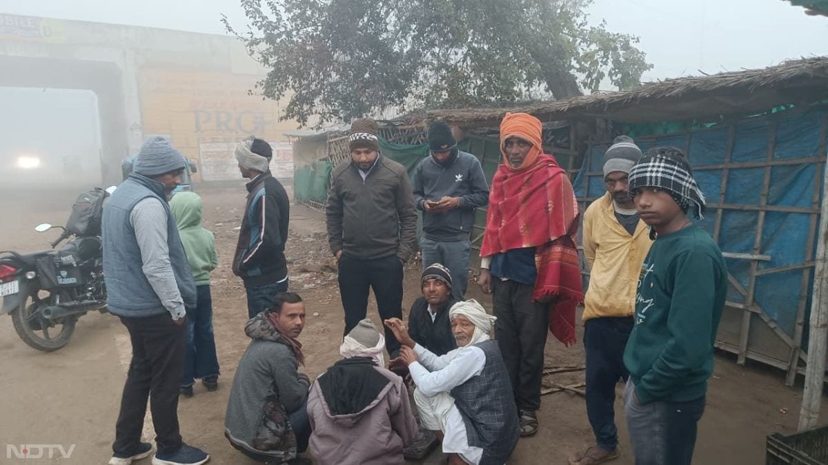 हाड़ कंपा देने वाली सर्दी से बचने के लिए लोग सड़कों और तिराहों पर आग जलाकर (अलाव) खुद को गर्म रखने की कोशिश कर रहे हैं.