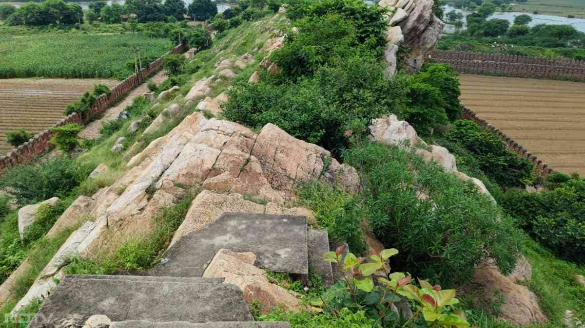 बाबर ने इस युद्ध में तोपों का इस्तेमाल किया जिससे पहाड़ों पर आज भी बारूद के निशान मौजूद हैं.