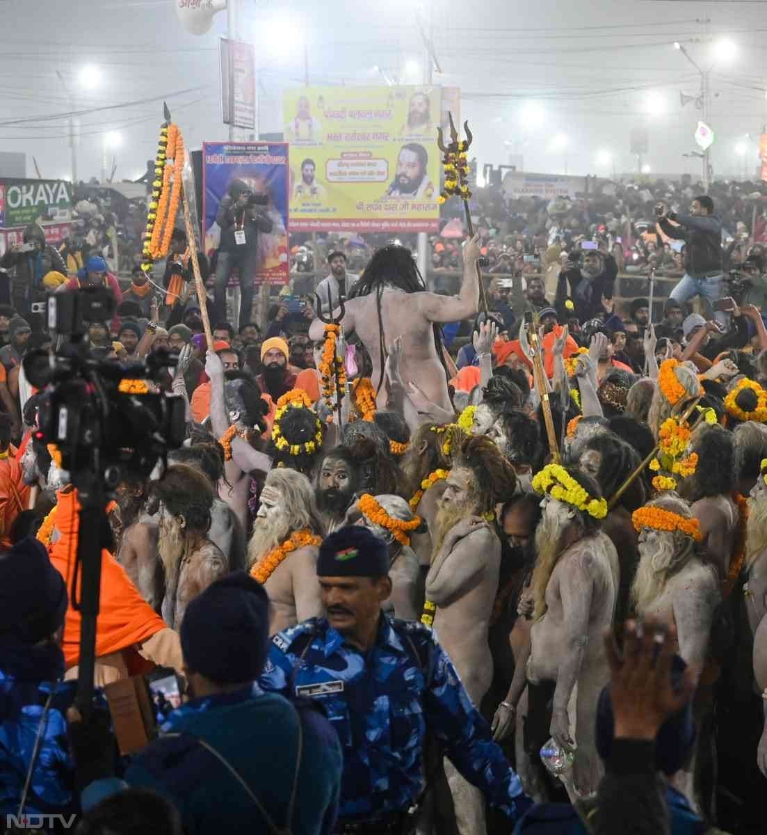 सबसे पहले श्रीपंचायती अखाड़ा महान‍िर्वाणी ने अमृत स्‍नान क‍िया. भोर में 5.15 बजे अखाड़ा श‍िविर से प्रस्‍थान किया. संगम में 40 म‍िनट तक स्नान क‍िया.