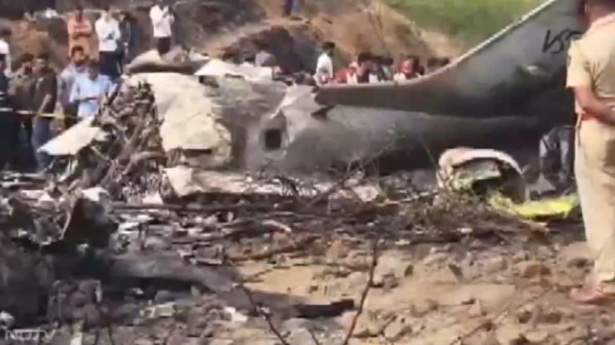 मौके पर मौजूद एक चश्मदीद ने बताया कि जैसे ही चार्टर्ड प्लेन बारामती पहुंचा, पायलट ने लैंड करने की कोशिश की, लेकिन ऐसा लगा कि प्लेन क्रैश होने वाला है, और फिर अचानक एक जोरदार धमाके के साथ प्लेन क्रैश हो गया.इसके बाद भी रुक-रुक कर कई धमाके हुए, कुल मिलाकर लगभग 4-5 धमाके हुए.