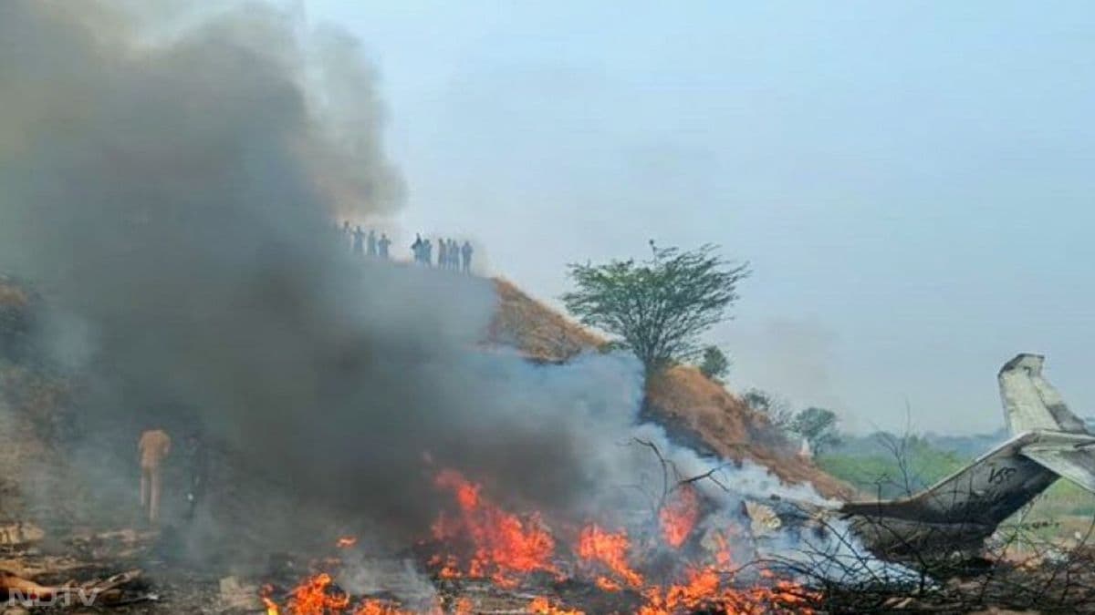 प्लेन क्रैश होने के बाद उसमें आग लग गई और भयानक काले रंग के धुआं निकला. वही हादसे के दौरान प्लेन क्रैश होने पर जोरदार आवाज हुई और जमीन कर क्रैश लैंडिंग के साथ ही उसके चीथड़े उड़े और आग लग गई.