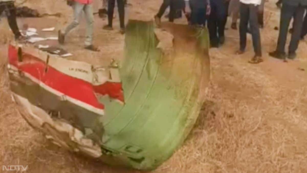 धमाका इतना जोरदार था कि विमान के पुर्जे इधर उधर जाकर गिर गए. जो तस्वीरों में हादसे की भयावता को साफ दिखा रही है.