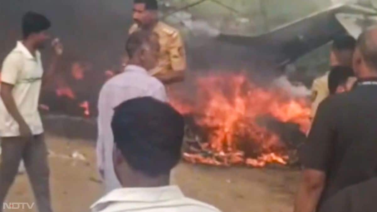 धमाका इतना जोरदार था कि प्लेन के कुछ हिस्से इधर-उधर बिखर गए और तस्वीरों में हादसे का खौफनाक मंजर साफ दिख रहा है.