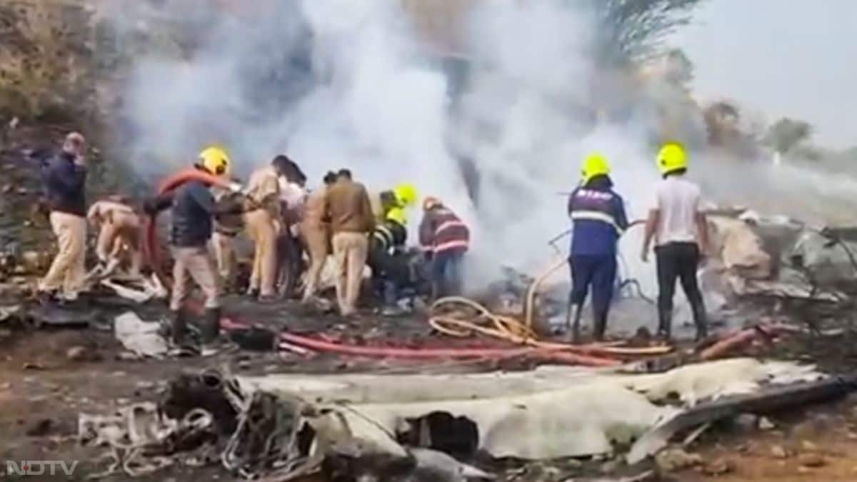 प्लेन क्रैश होने के बाद तुरंत फायर ब्रिगेड को घटना की जानकारी दी गई. फायर ब्रिगेड की गाड़ियां मौके पर पहुंचीं और आग बुझाने लगीं.