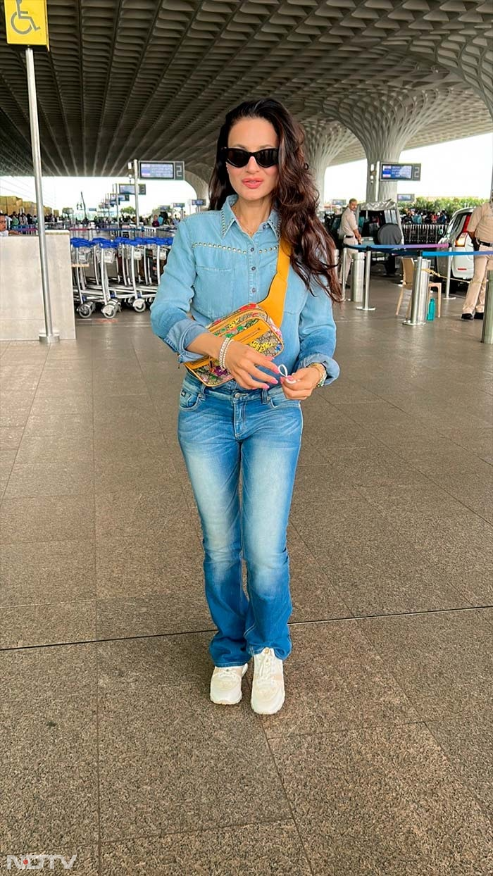 करीना-सैफ, काजोल-निसा समेत कई सेलेब्स मुंबई एयरपोर्ट पर नज़र आए