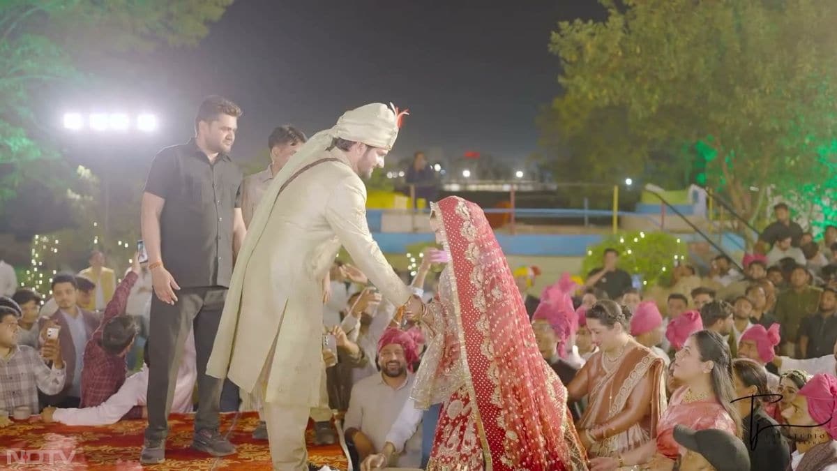 दूल्हे मुकेश भाकर लाडनूं से दूसरी बार कांग्रेस विधायक हैं और राजस्थान युवा कांग्रेस के अध्यक्ष रह चुके हैं. दुल्हन कोमल मीणा 2019 बैच की आरजेएस (RJS) अधिकारी हैं और वर्तमान में न्यायिक पद पर कार्यरत हैं.