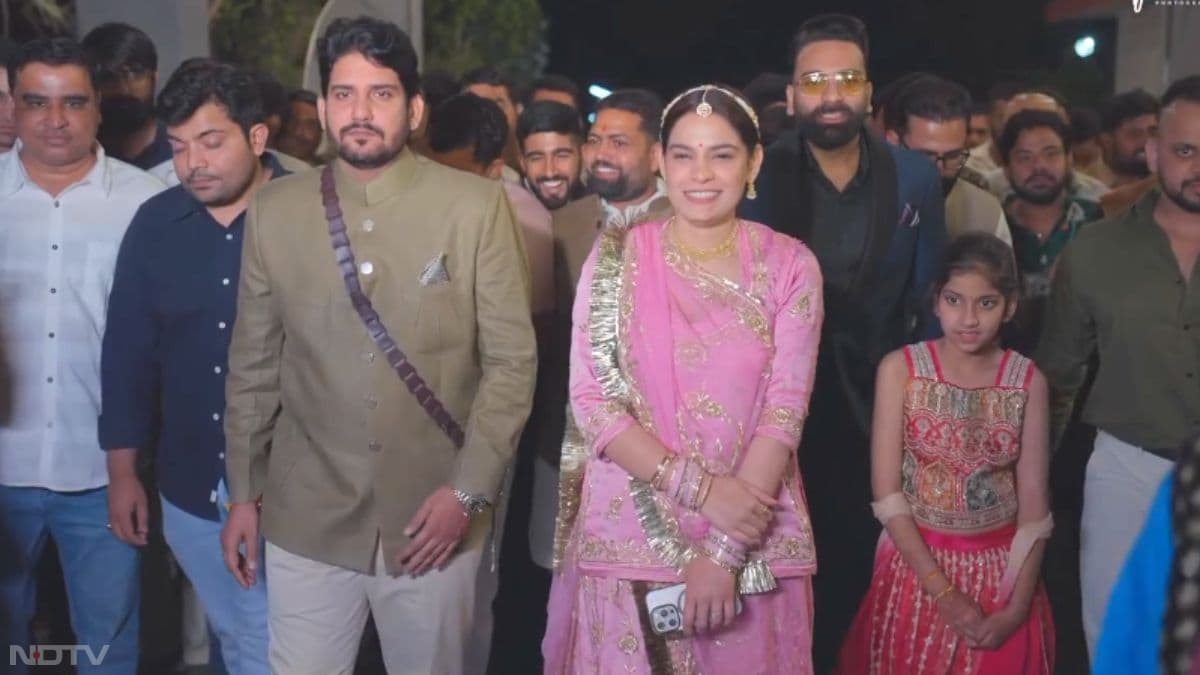 मुख्य विवाह समारोह 9 मार्च 2026 को जयपुर के एंजल रिसोर्ट मेंआयोजित किया गया. इससे पहले विधायक के पैतृक गांव में प्री-वेडिंग और मिलन समारोह रखा गया था, जहां हजारों समर्थकों की भीड़ उमड़ी.