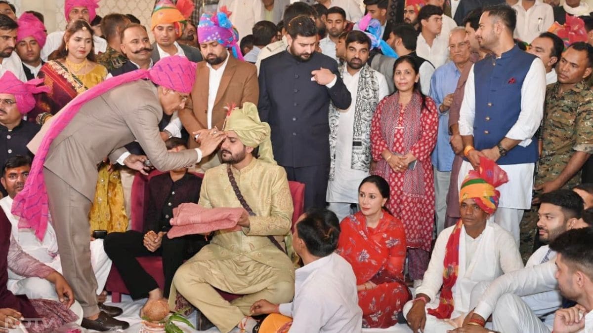 विधायक मुकेश भाकर और जज कोमल मीणा की शादी में राजस्थान की डिप्टी सीएम दीया कुमारी ने भी शिकरत कर दोनों कपल्स को नए जीवन की शुभकांमनाएं दी.