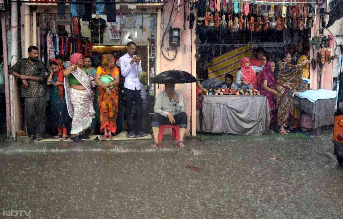 जयपुर में भारी बरसात के बाद पानी सड़कों पर जमा हो गया