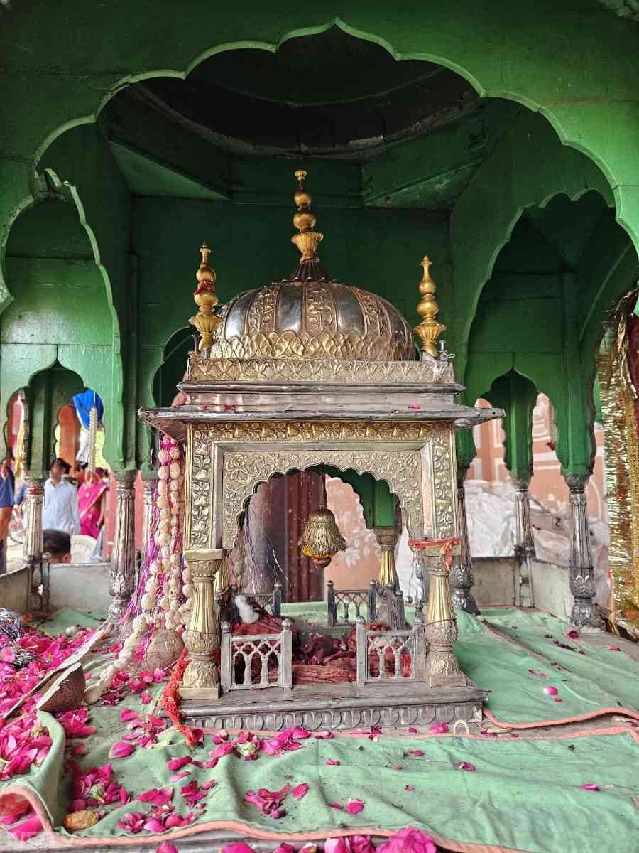 यह ताजिया जयपुर राजघराने (Jaipur royal Family Tajiya) की है. खास बात यह है कि यह ताजिया 10 किलो सोना और 60 किलो चांदी से बना है. जयपुर राजघराने की इस विशिष्ट ताजिया की नक्काशी इसे और खूबसूरत बनाती है. इस ताजिया को 4 दिनों तक जयपुर के त्रिपोलिया गेट पर रखा जाता है.