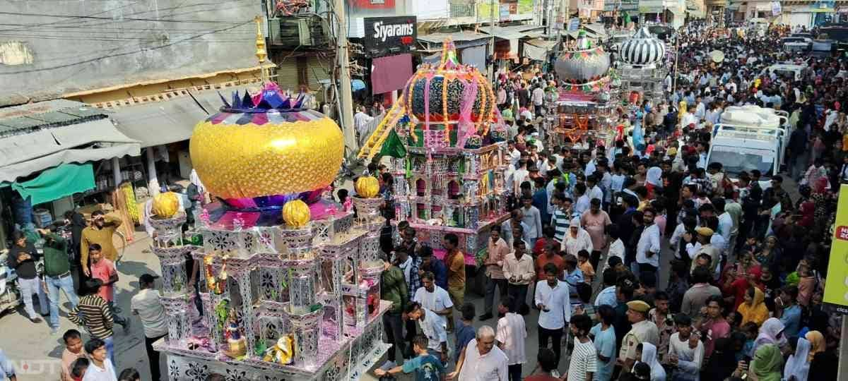 हजरत इमाम हुसैन की शहादत को याद करते हुए बुधवार 17 जुलाई को पूरी दुनिया में मुर्हरम मना. इस दौरान ताजिया जुलूस में लोग हैरतअंगेज करतबें भी दिखाते मिले.