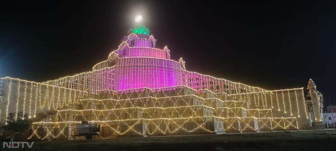 तब से मंदिर में जैन धर्मावलम्बियों के साथ हिन्दू भी भैरव देव की पूजा के लिए नाकोड़ा मंदिर में आते है. हर वर्ष पौष दशमी को भव्य मेले का आयोजन होता है. जहां देश विदेश से हजारों श्रद्धालु दर्शन कर खुशहाली की कामना करते हैं. इस प्राचीन मंदिर में कई मंदिर स्थापत्य कला के बेजोड़ नमूने है. संगमरमर,जैसलमेर के पीले पत्थर व जोधपुर के पत्थर से यंहा कई जैन तीर्थंकरों के मंदिर बने हुए हैं. 
(अनिल वैष्णव की रिपोर्ट)