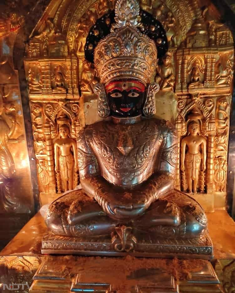 नाकोड़ा जैन मंदिर बालोतरा के पास मेवानगर गांव की पहाड़ियों के बीच तीसरी शताब्दी में निर्मित एक प्राचीन मंदिर है जिसका कई बार जीर्णोद्धार किया गया. मंदिर में जैन स्वेताम्बर धर्म के 23 वे तीर्थंकर भगवान पार्श्वनाथ की 58 सेमी ऊंची कमल की स्थिति में विराजमान है. वहीं द्वार पर भैरव देव की मूर्ति स्थापित है. माना जाता है कि तीसरी शताब्दी में वीरसेन व नार्कोसन नामक व्यक्तियों ने इस मंदिर का निर्माण किया था जो जैन समुदाय के लिए आस्था का केंद्र है. मंदिर में पार्श्वनाथ के अलावा शांतिनाथ, ऋषभदेव जी के भी मन्दिर आस्था के केंद्र हैं.