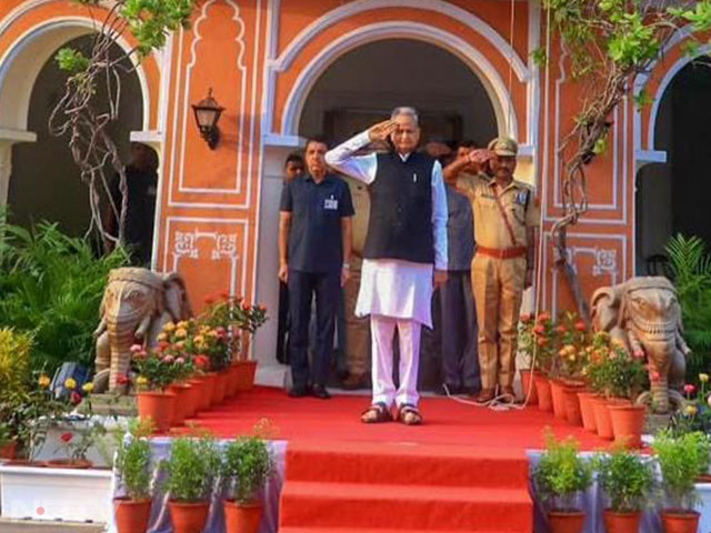 Independence Day 2023: मुख्यमंत्री अशोक गहलोत ने जयपुर में अपने आवास पर फहराया तिरंगा