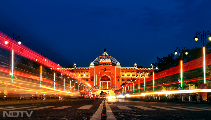 स्वतंत्रता दिवस की पूर्व संध्या पर जयपुर में राजस्थान विधानसभा राष्ट्रीय ध्वज के रंगों से जगमगा उठी. फोटो: पीटीआई