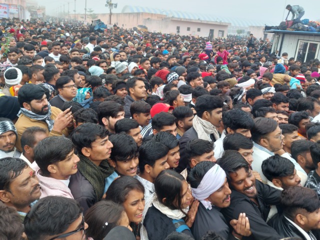 नए साल पर राजस्थान के मंदिरों में उमड़े श्रद्धालु, सांवलिया सेठ के दर्शन के लिए आधा करीब 1 KM लंबी लाइन; देंखे तस्वीरें