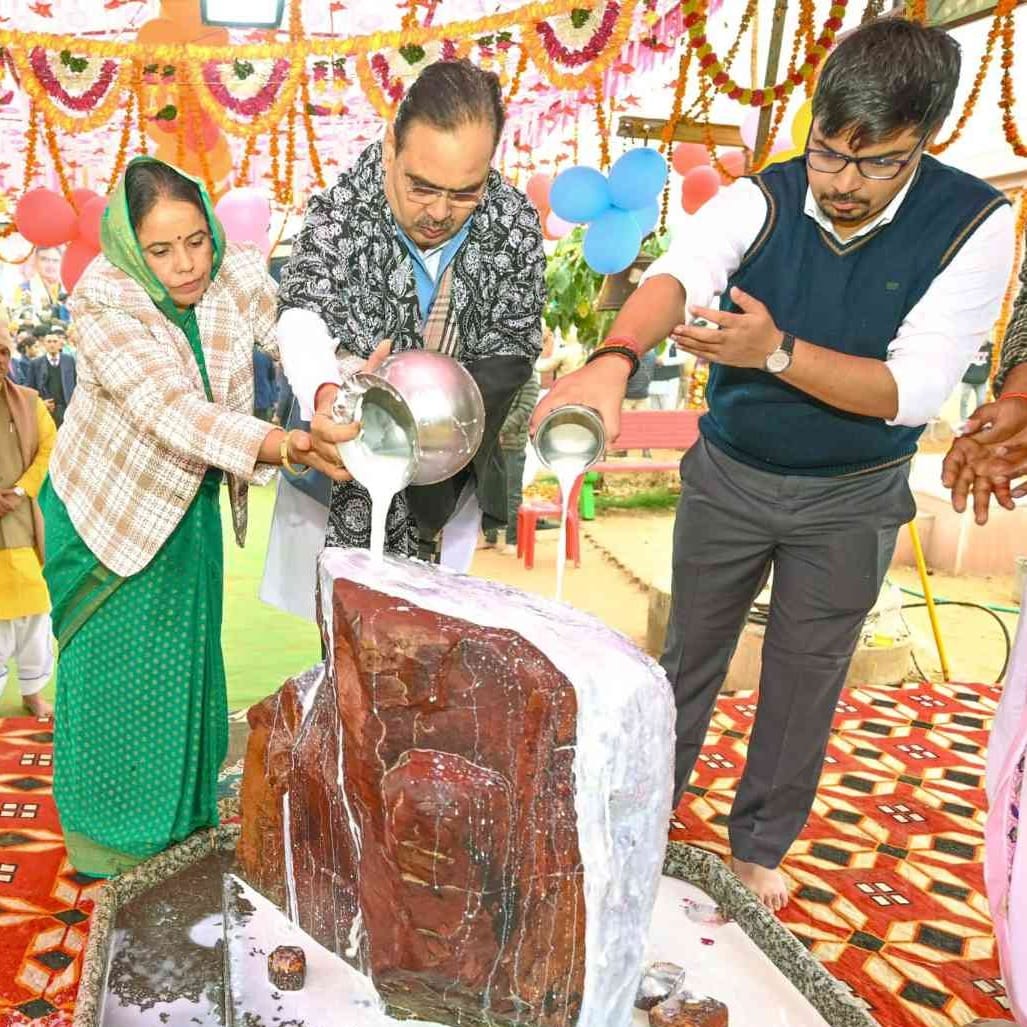 लौठा में प्रभु श्री गिरिराज जी महाराज के विधि-विधान से दर्शन-पूजन और अभिषेक कर सभी प्रदेशवासियों के सुख, समृद्धि और आरोग्यता हेतु प्रार्थना की।