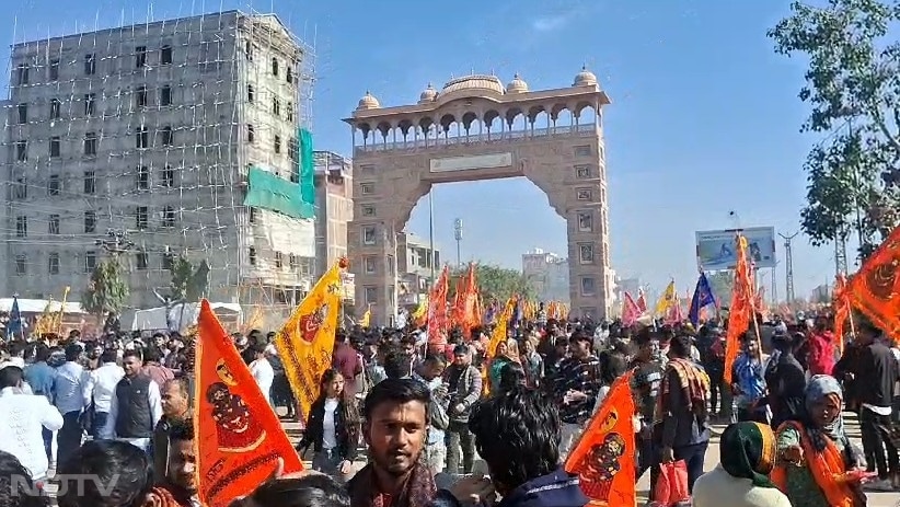 नए साल पर प्रशासन द्वारा तमाम इंतजाम किए गए, लेकिन नववर्ष पर बढ़ी भीड़ के चलते प्रशासन की व्यवस्था बौनी नजर आई. कस्बे में जगह- जगह भीड़ का दबाव बढ़ने से अव्यवस्था का माहौल सा बना रहा.