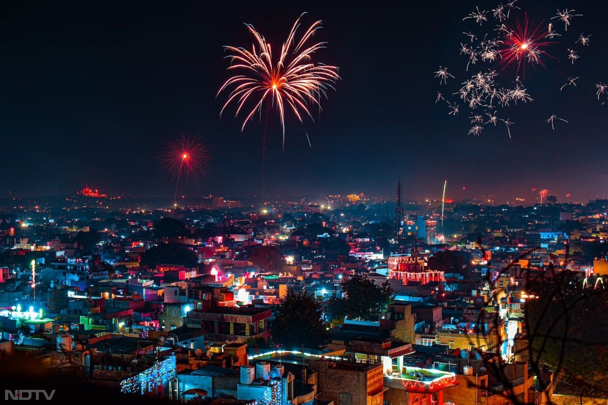 ब्लू सिटी जोधपुर राजस्थान के समृद्ध शहरों में से एक माना जाता है. नए साल की शाम को यहां का नजारा काफी लुभावना हो जाता है, जो किसी को भी अपनी कला से आश्चर्य में डाल सकता है. जोधपुर अपने मसालेदार तीखे व्यंजनों के लिए भी जाना जाता है. (Credit: Unplash)