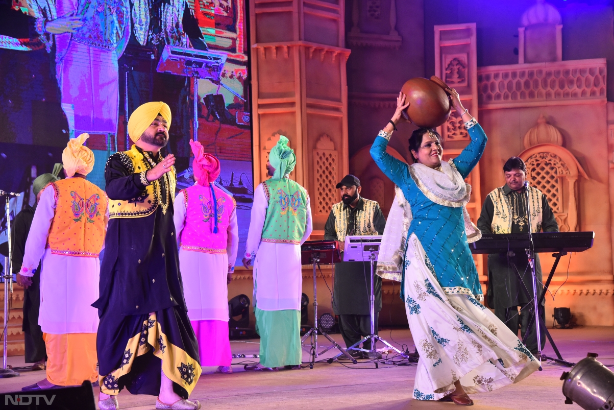सांस्कृतिक केंद्र उदयपुर के &lsquo;शिल्पग्राम उत्सव' में मुक्ताकाशी मंच पर लोक कलाकारों ने हरियाणवी घूमर और मेघालयी वांगला की धूम मचाई. साथ ही मेवाड़ के दर्शकों ने उत्तर-पूर्व की महिला-पुरुषों की खूबसूरत डिजाइनर पोशाकाें का फैशन शो भी देखा. इतना ही नहीं यह शाम तब झूमने लगी जब पंजाब पुलिस बैंड ने शानदार धमक वाले पंजाबी नृत्यों और गानों का तड़का लगाया.
